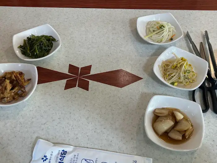 식탁 위에 차려진 여러 개의 작은 접시들