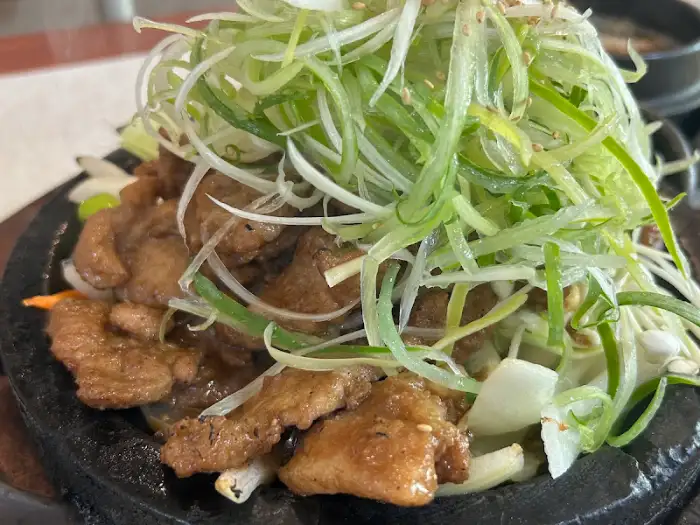푸짐하게 담긴 석갈비 요리