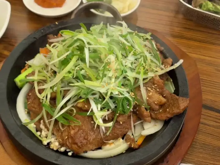 돌판에 담긴 석갈비와 채소