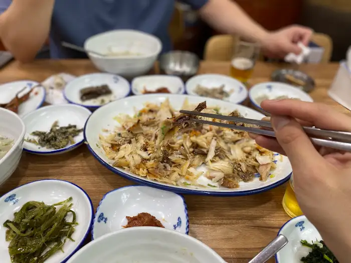 젓가락으로 민어찜을 집는 모습
