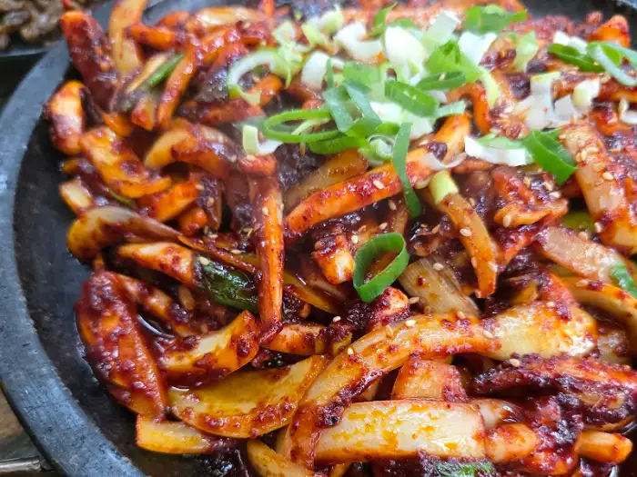 돌판 위에 지글거리는 오징어볶음