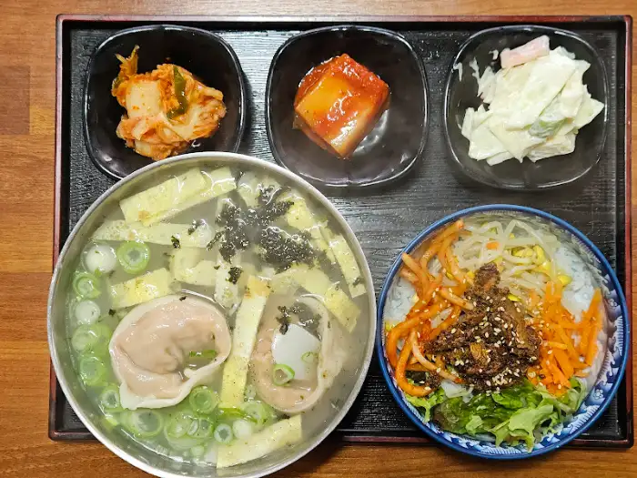 돌솥밥과 모밀정식 구성