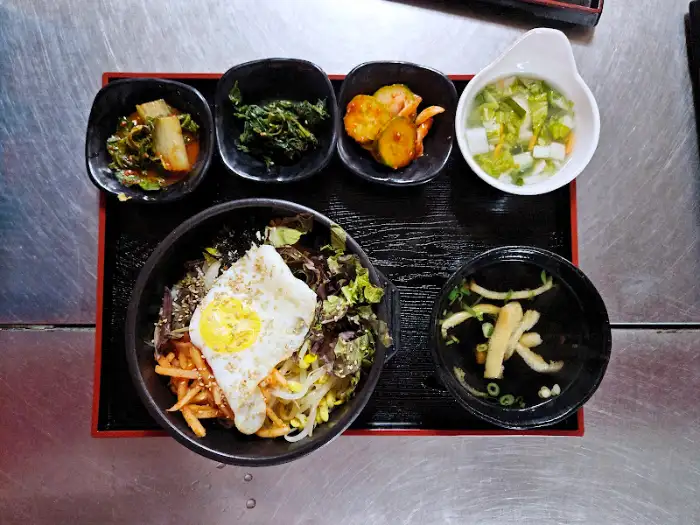 비빔밥과 곁들임 반찬