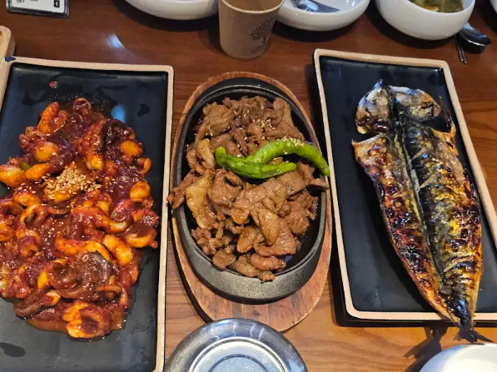 주요 메인 요리인 쭈꾸미, 돼지갈비, 고등어 구이가 나온 모습