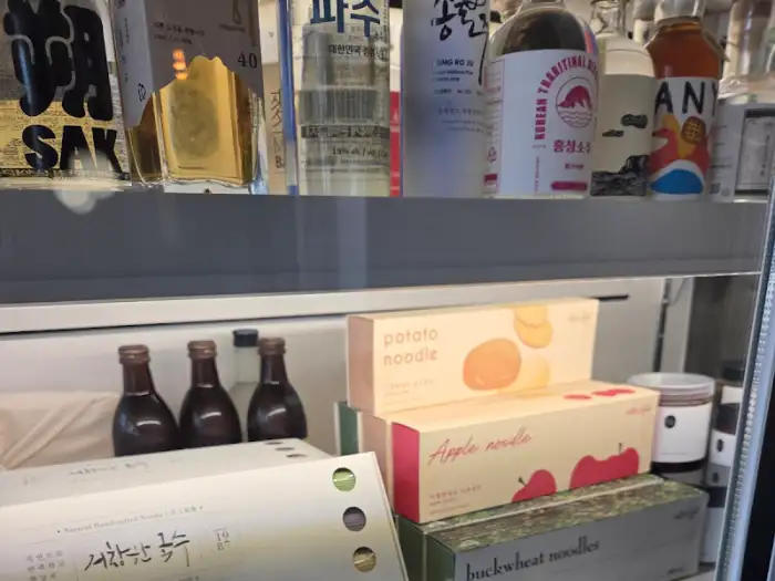 다양한 전통주와 식료품이 진열된 냉장고