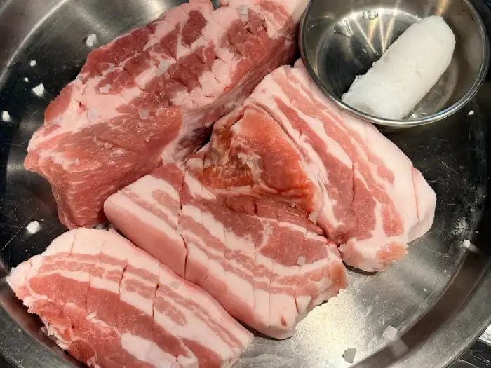 신선한 돗갈비 덩어리 모습