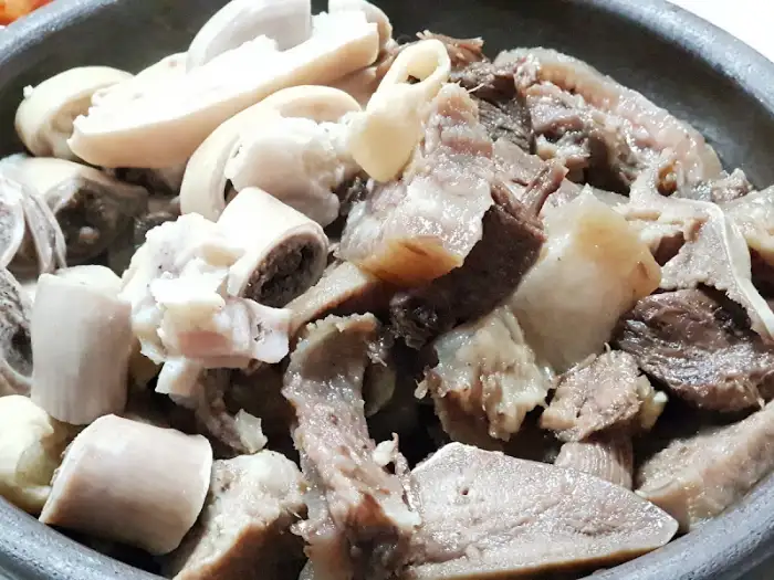 큼직하게 썰어낸 수육의 모습. 쫄깃한 껍데기와 부드러운 살코기가 조화롭게 보입니다.