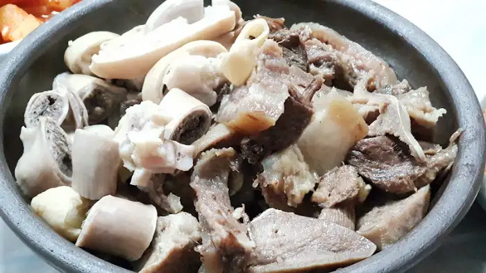 수육과 함께 등장한 칼국수. 넉넉한 양이 돋보인다.