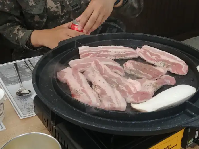 불판에 구워지는 삼겹살