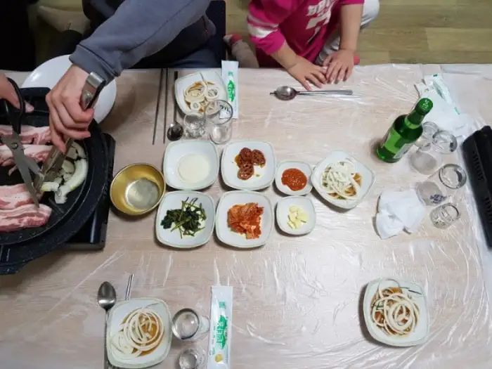 다양한 밑반찬과 함께 차려진 식탁