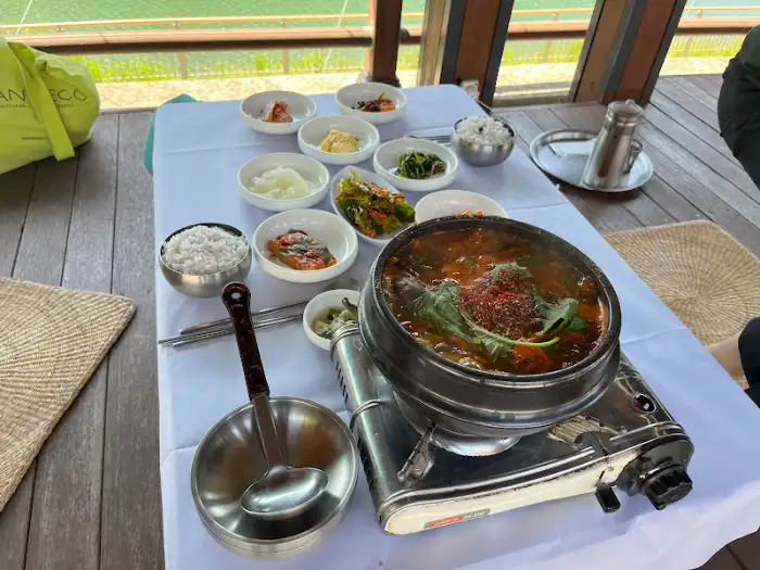 테이블 세팅 모습