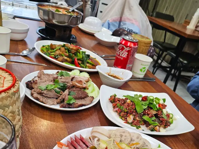 다양한 태국 요리가 놓인 식탁