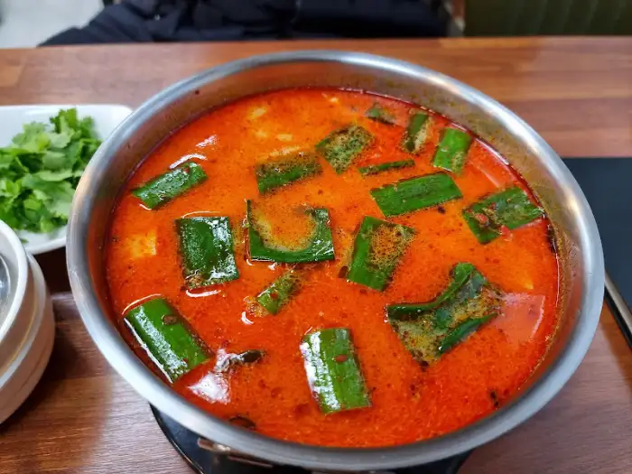 빨간 국물의 태국 수프