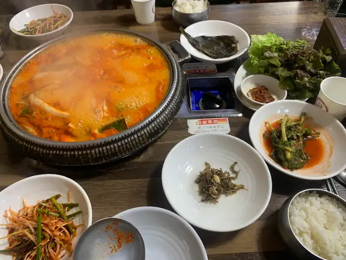 푸짐하게 차려진 한 상