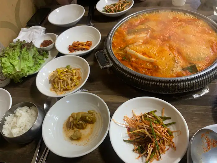 다양한 반찬과 짜글이