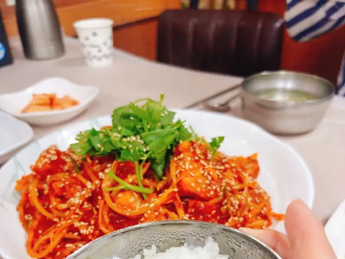 풍성한 해물모듬찜과 밥, 그리고 국물이 담긴 그릇