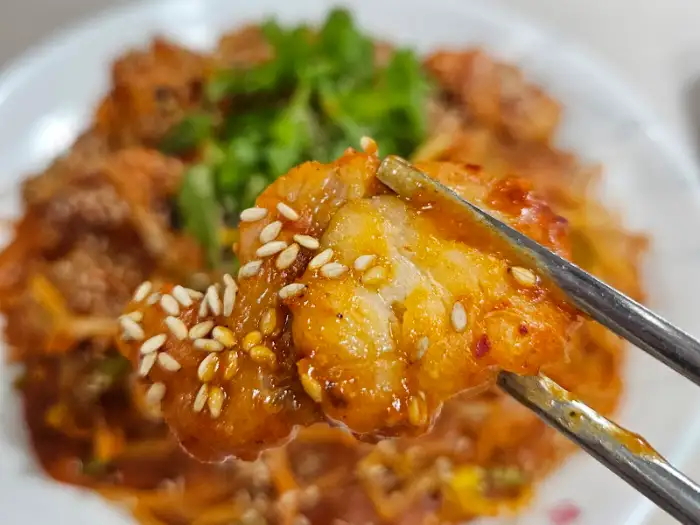 집게로 집어 올린 찜 요리의 모습, 곤이가 보인다