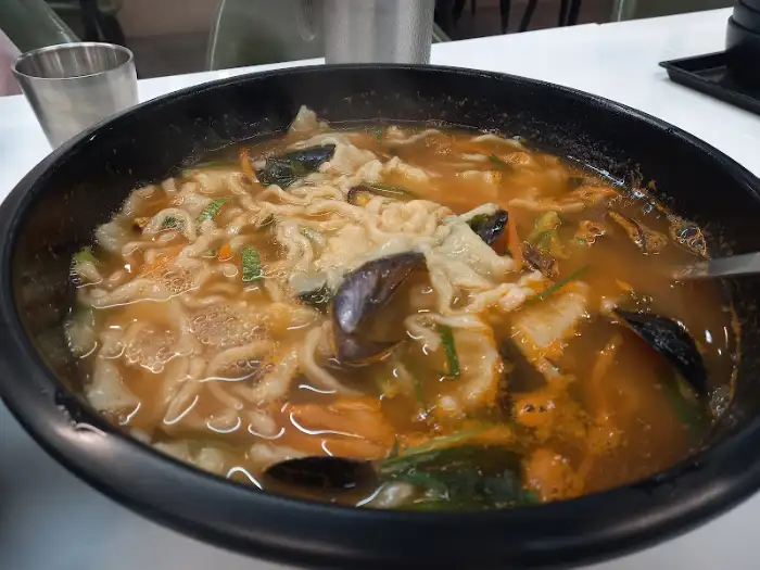 깊고 진한 들깨 칼제비 국물