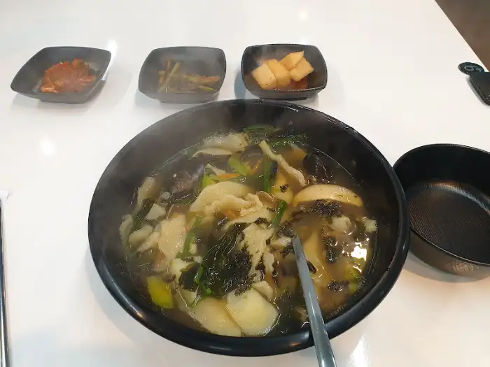 맛깔스러운 겉절이와 곁들여 먹는 칼제비