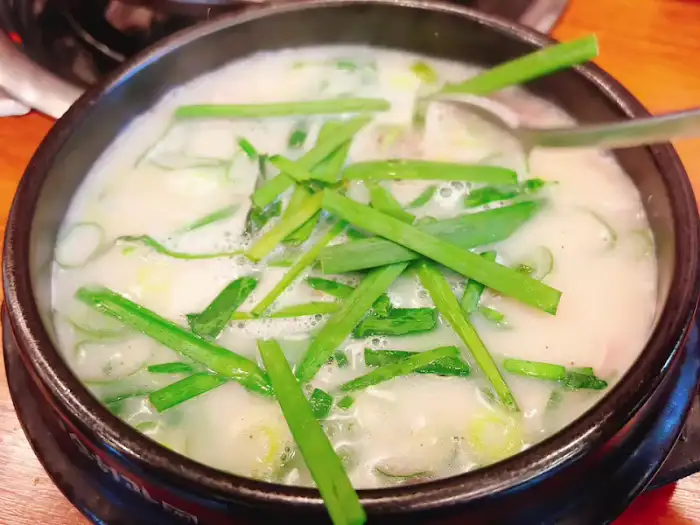국물과 함께 보이는 순대국밥