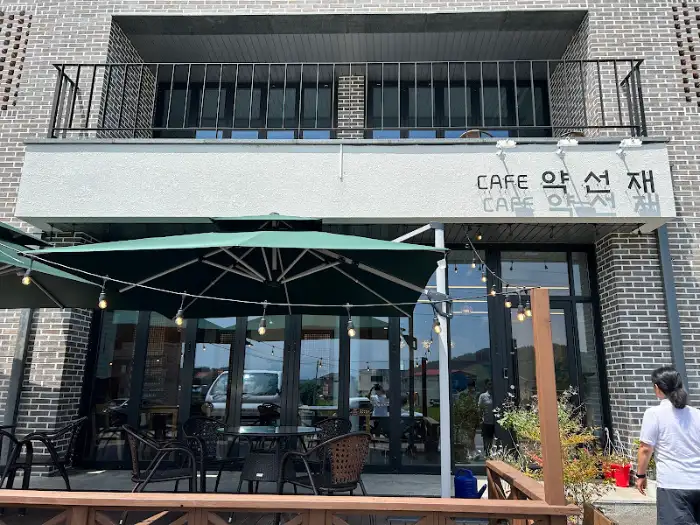 음식점 입구와 테라스 좌석