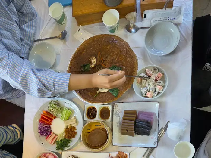 다양한 반찬과 쌈 채소가 차려진 상차림