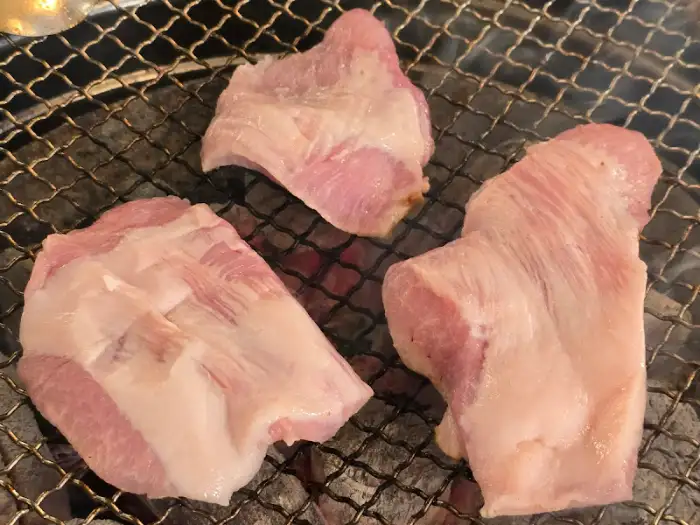 숯불 위에서 익어가고 있는 여러 조각의 갈매기살