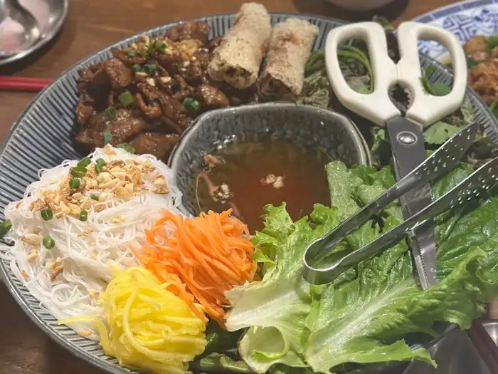 분짜를 덜어먹기 위한 도구들