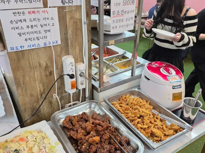 뷔페식 반찬 코너와 튀김 요리