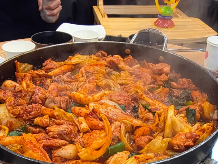 닭갈비와 각종 채소가 함께 익어가고 있는 모습