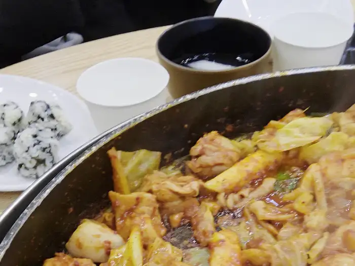 닭갈비와 함께 나온 주먹밥