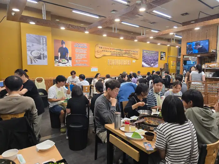 가게 내부 풍경, 테이블마다 닭갈비를 즐기는 손님들의 모습