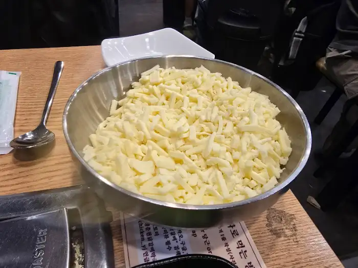가득 담긴 모짜렐라 치즈