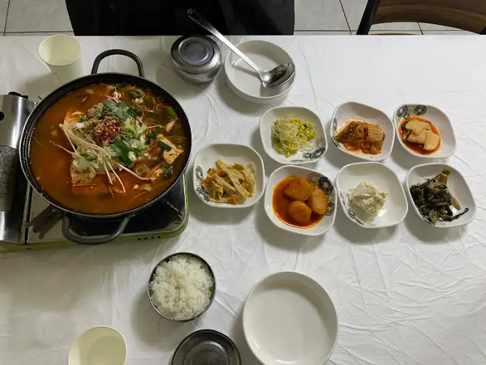 두부전골과 밥, 반찬 세팅