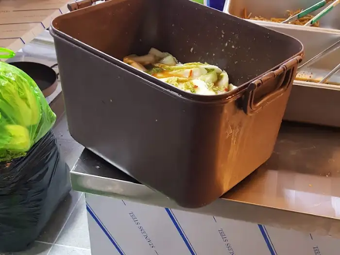 김치가 담긴 통과 다른 반찬들