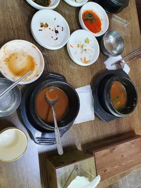 식사를 마친 테이블 풍경
