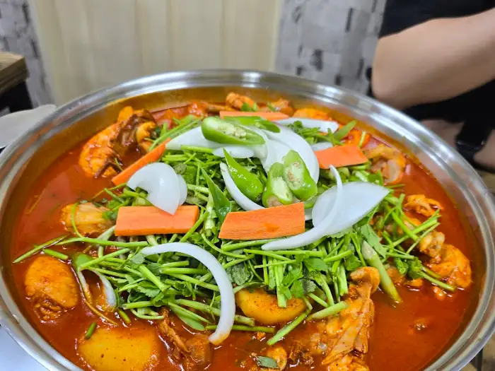 푸짐하게 담긴 닭도리탕의 상세 컷