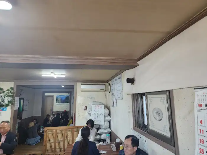 식당 내부 모습, 테이블에 앉아 식사하는 손님들