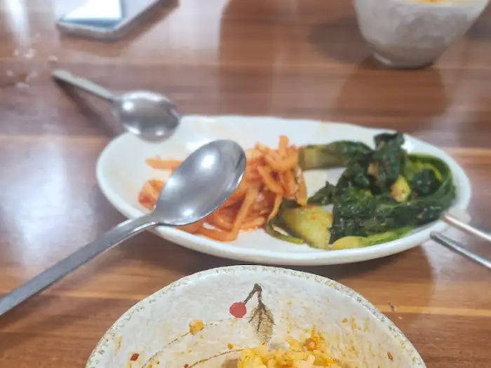 접시에 담긴 갓김치와 겉절이