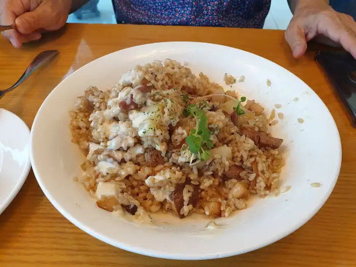 정갈하게 담겨 나온 볶음밥 메뉴