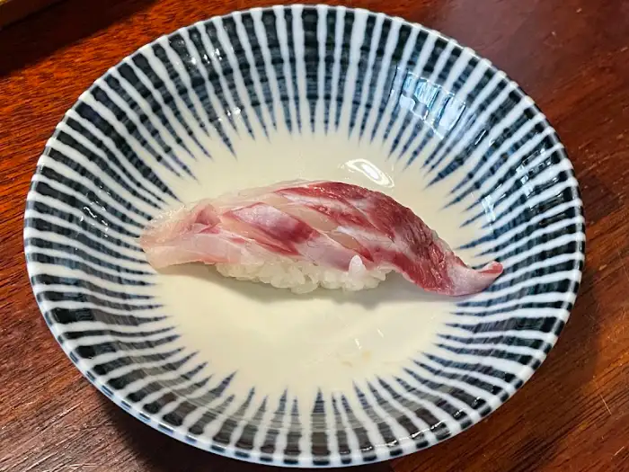접시에 단정하게 담긴 한 점의 초밥