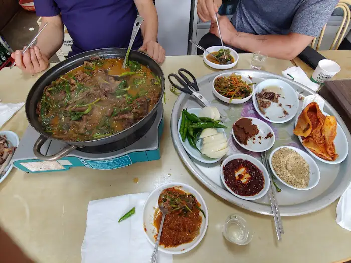 곱창전골과 밥을 함께 먹는 모습