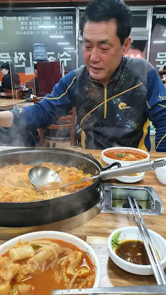 메뉴판과 함께 음식을 준비하는 모습