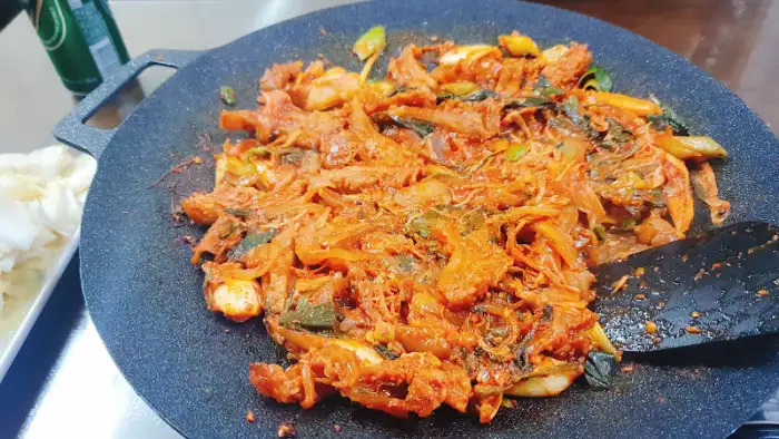 매콤하게 양념된 수구리 요리
