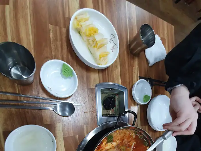 테이블에 차려진 여러 반찬과 곁들임 메뉴