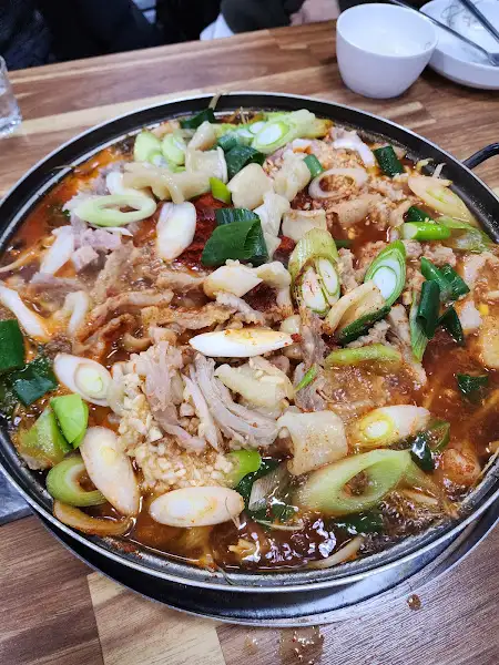 끓고 있는 수구리 전골의 클로즈업 샷
