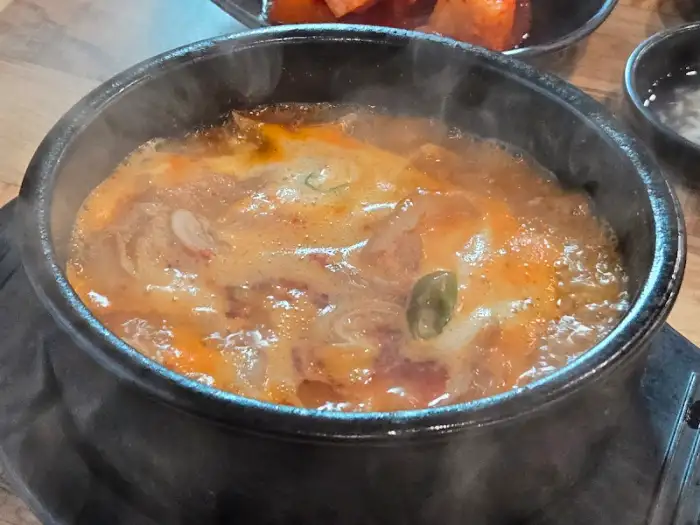 푸짐한 내장이 가득한 내장국밥