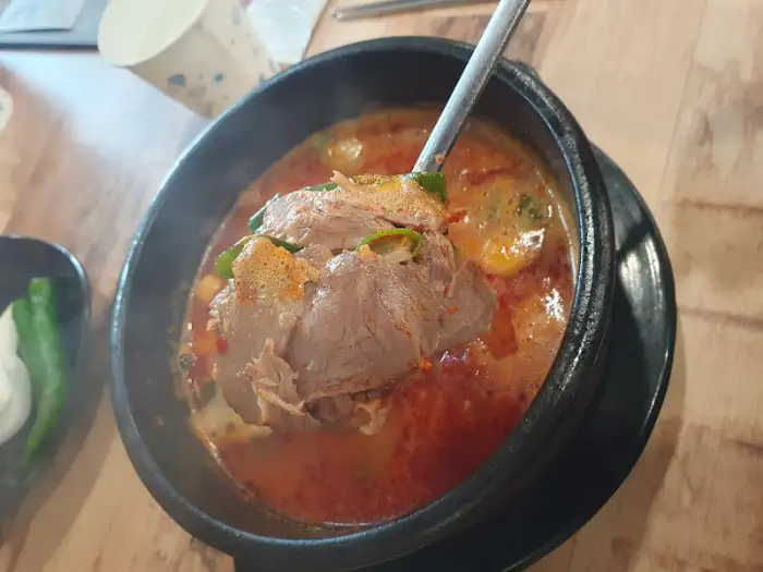 큼직한 돼지고기가 돋보이는 고기국밥