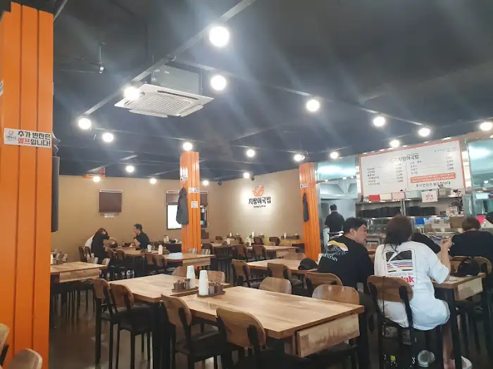 넓고 쾌적한 식당 내부 모습