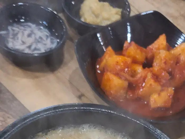 맛있는 깍두기와 국밥 한 그릇
